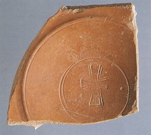 Fragmento de Terra Sigillata hispânica Tardia com crísmon
